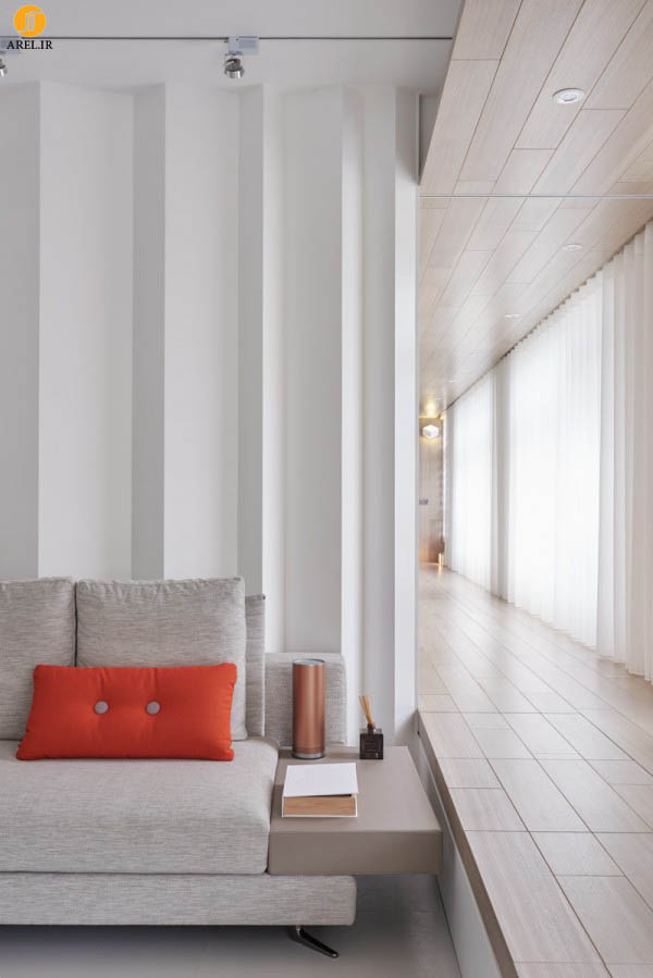 طراحی داخلی خلاقانه ی خانه ای با کمدهای فراوان و دیوارهای سفید