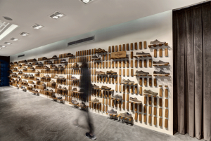 طراحی داخلی فروشگاه کفش Skecher در ترکیه