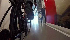 دوچرخه سواری در ساختمان اداری!