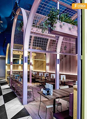 طراحی داخلی بی نظیر رستوران، با رنگ های جسورانه