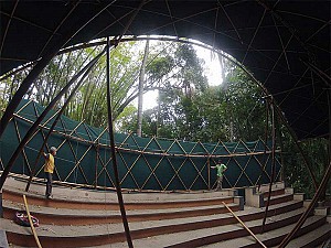 طراحی آمفی تئاتر با سقف سازه فضاکار از جنس چوب بامبو