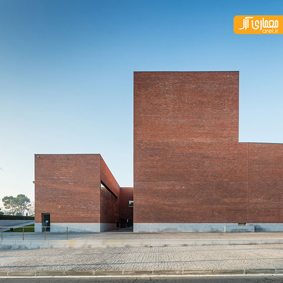 معماری ساختمان مرکز شهر با متریال آجر قرمز توسط آلوارو سیزا 
