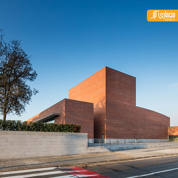 معماری ساختمان مرکز شهر با متریال آجر قرمز توسط آلوارو سیزا 