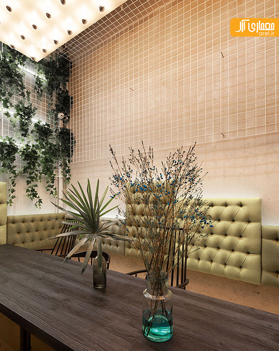 طراحی داخلی کافه gaga در کنار داربست های سبز
