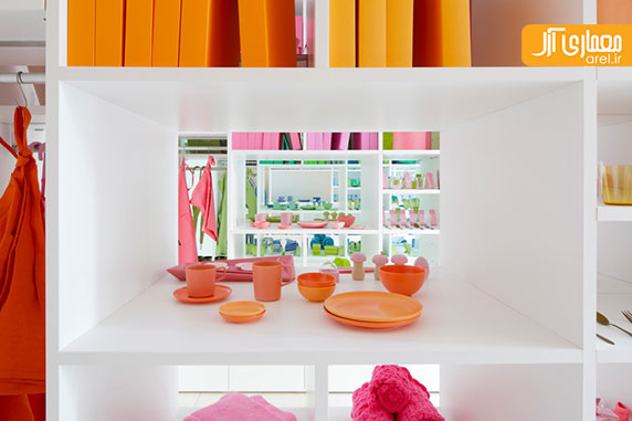 کتابخانه ای از قفسه های رنگی در طراحی داخلی فروشگاه خانه و آشپزخانه توکیو