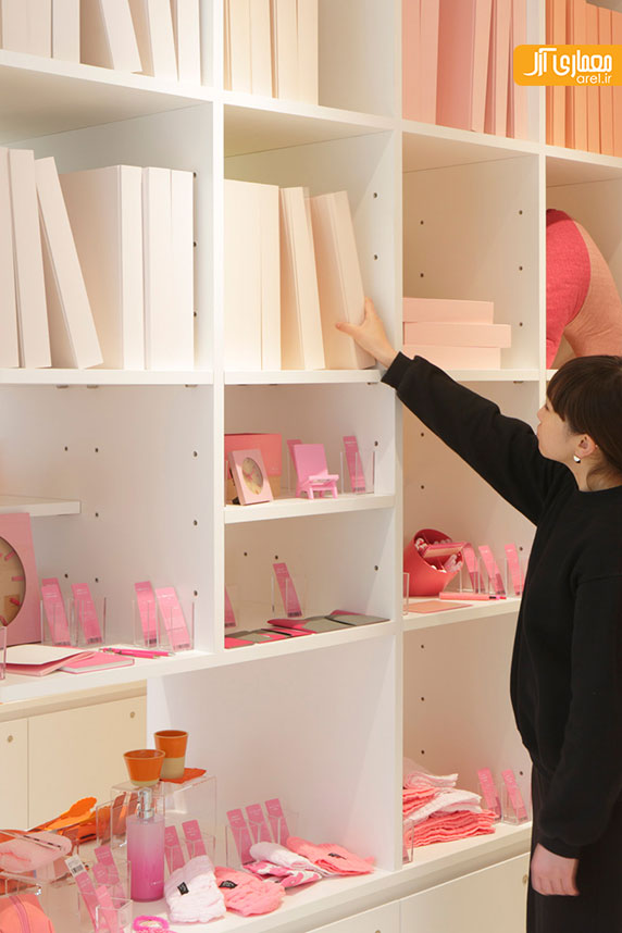 کتابخانه ای از قفسه های رنگی در طراحی داخلی فروشگاه خانه و آشپزخانه توکیو