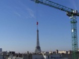 eiffel-tower-crane-perfect-timing
