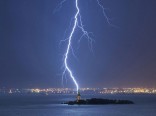lightning-strikes-statue-of-liberty-perfect-timing-(1)