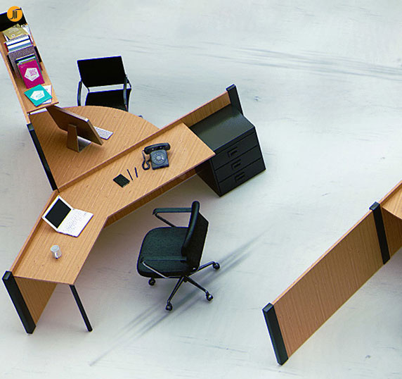 طراحی داخلی دفتر اداری با میز هایی به شکل حروف الفبا
