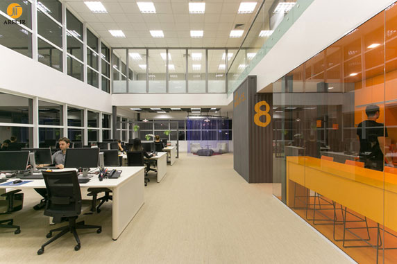 طراحی داخلی دفتر اداری به همراه فضاهایی برای استراحت کارکنان