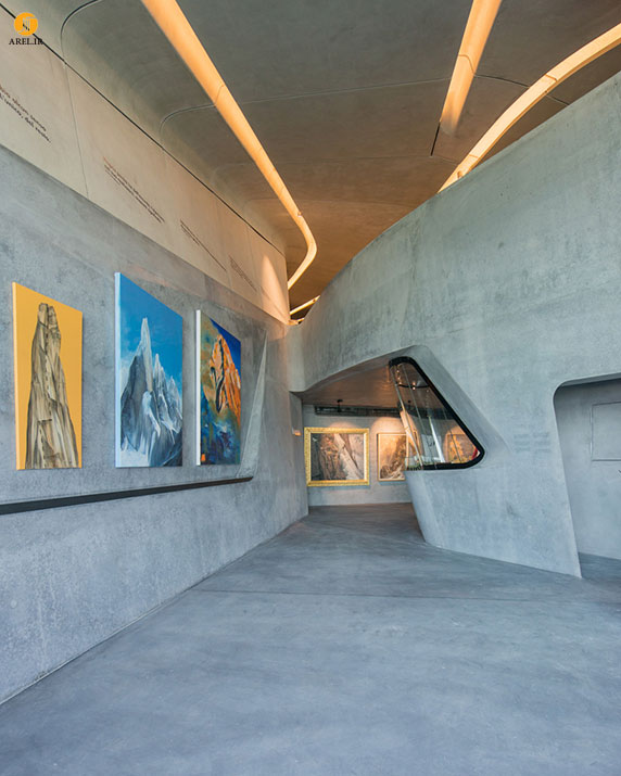 طراحی و معماری موزه بتنی در ارتفاعات کوه توسط زاها حدید