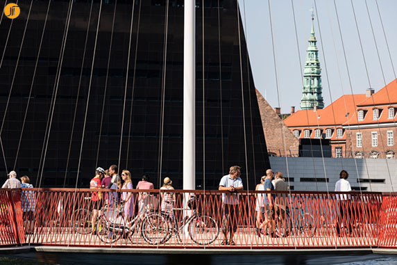 معماری شهری : طراحی پل برای عابرین پیاده 