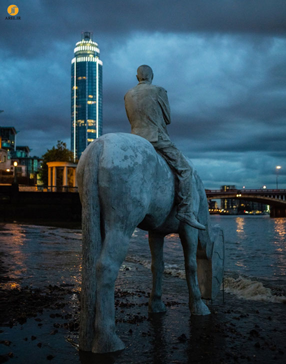 طراحی مجسمه های 4 اسب سوار در کنار رودخانه تایمز لندن