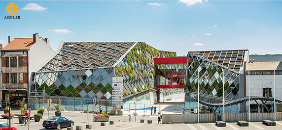 طراحی نمای ساختمان مرکز شهر با باکس های دیوار سبز