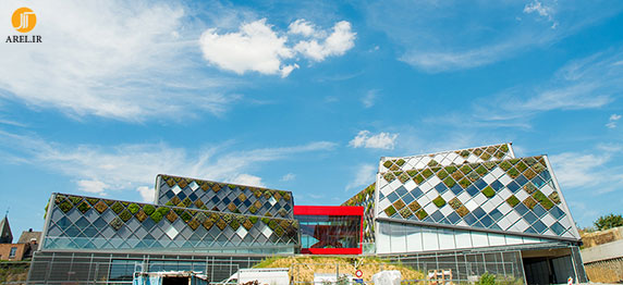 طراحی نمای ساختمان مرکز شهر با باکس های دیوار سبز