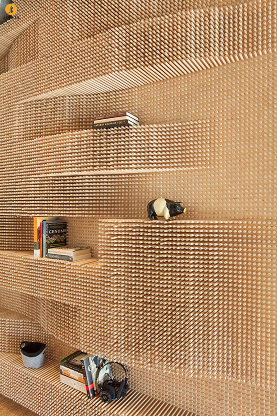 طراحی جزئی: دکوراسیون سرویس بهداشتی درون دیوارهایی با پرچ های چوبی