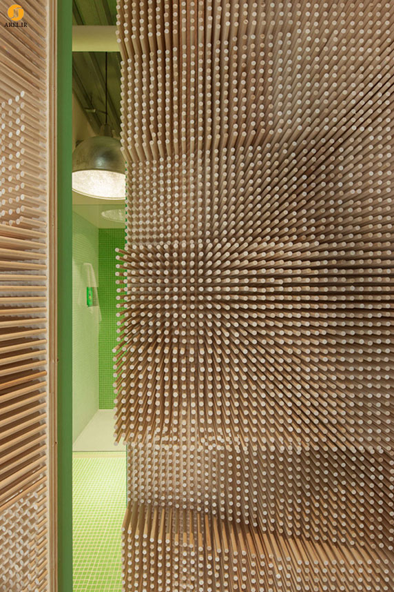 طراحی جزئی: دکوراسیون سرویس بهداشتی درون دیوارهایی با پرچ های چوبی