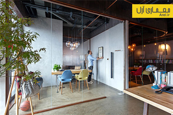 طراحی داخلی شرکت اداری با استفاده از متریال های چوب، شیشه و بتن