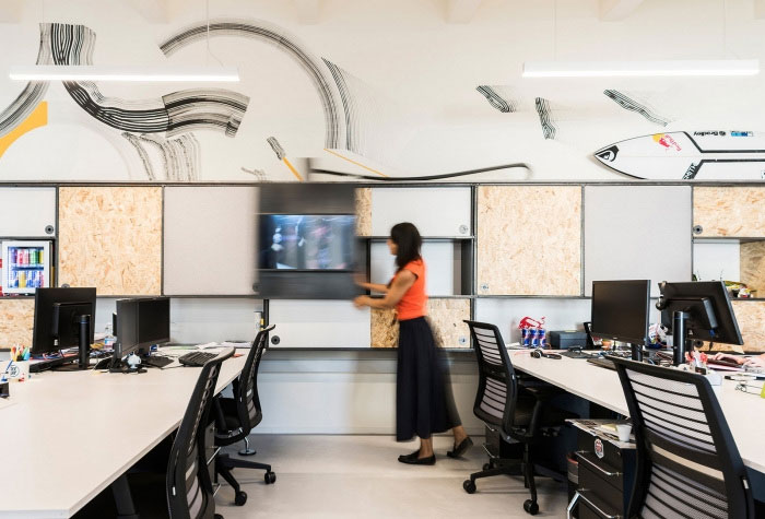 طراحی داخلی اداری دفتر ردبول