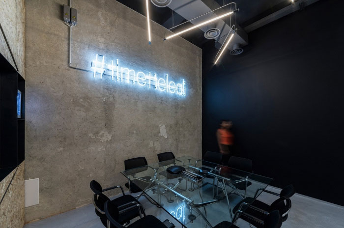 طراحی داخلی اداری دفتر ردبول