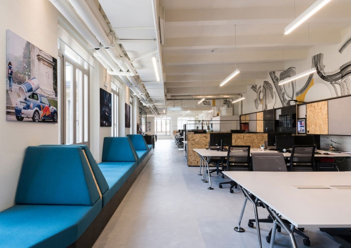 طراحی داخلی اداری دفتر ردبول