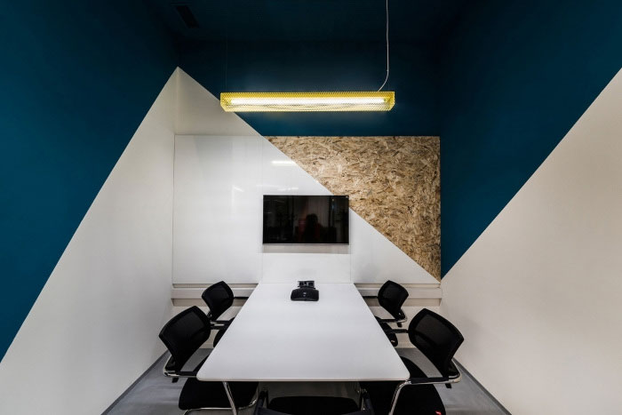 طراحی داخلی اداری دفتر ردبول