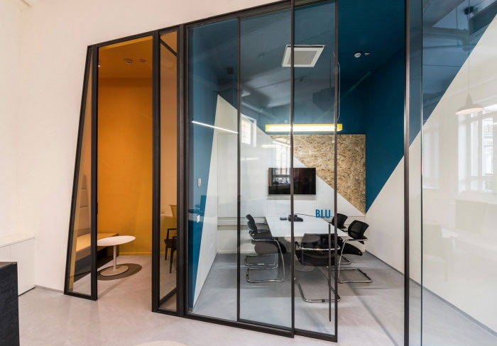 طراحی داخلی اداری دفتر ردبول