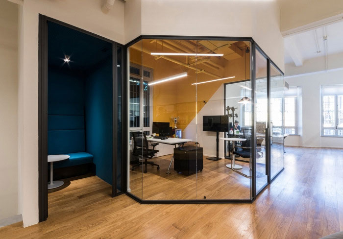 طراحی داخلی اداری دفتر ردبول