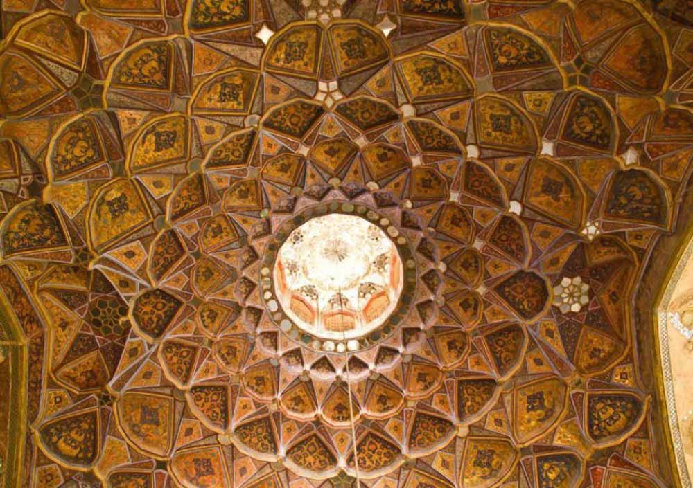 معماری کاخ چهلستون اصفهان