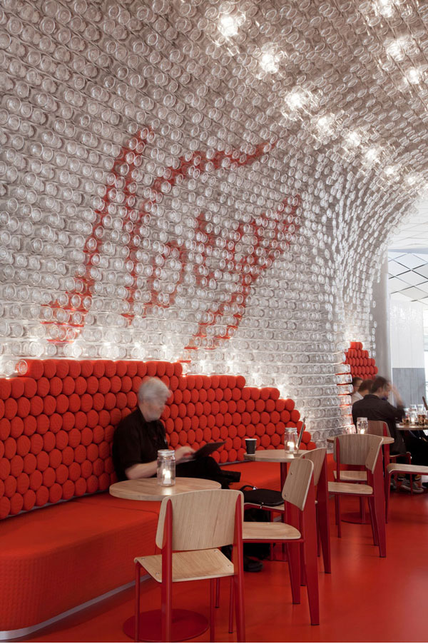 طراحی خلاقانه یک کافه بار، با 4000 شیشه مربا