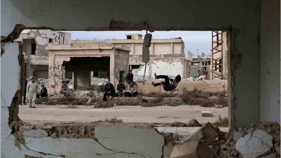 پارکور در میان ویرانه‌های جنگ سوریه