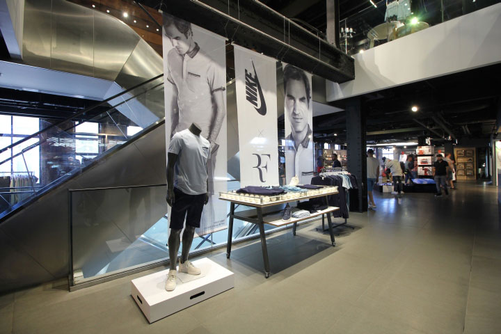 دکوراسیون داخلی مغازه لوازم ورزشی Nike
