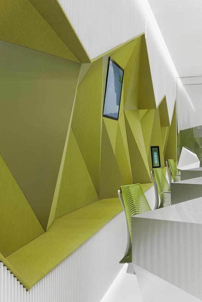 طراحی داخلی متفاوت بانک  با دیوارهای پویا و عملکردی