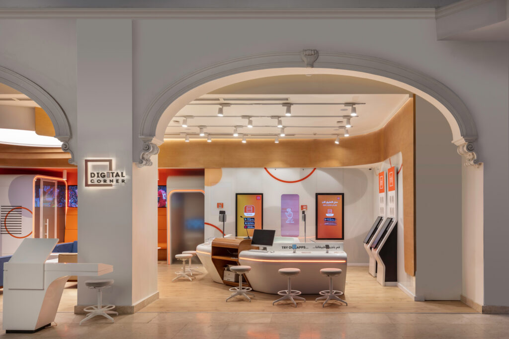 طراحی داخلی مدرن شعبه بانک با کیوسک دیجیتال، نور طبیعی و فضای باز ارگونومیک