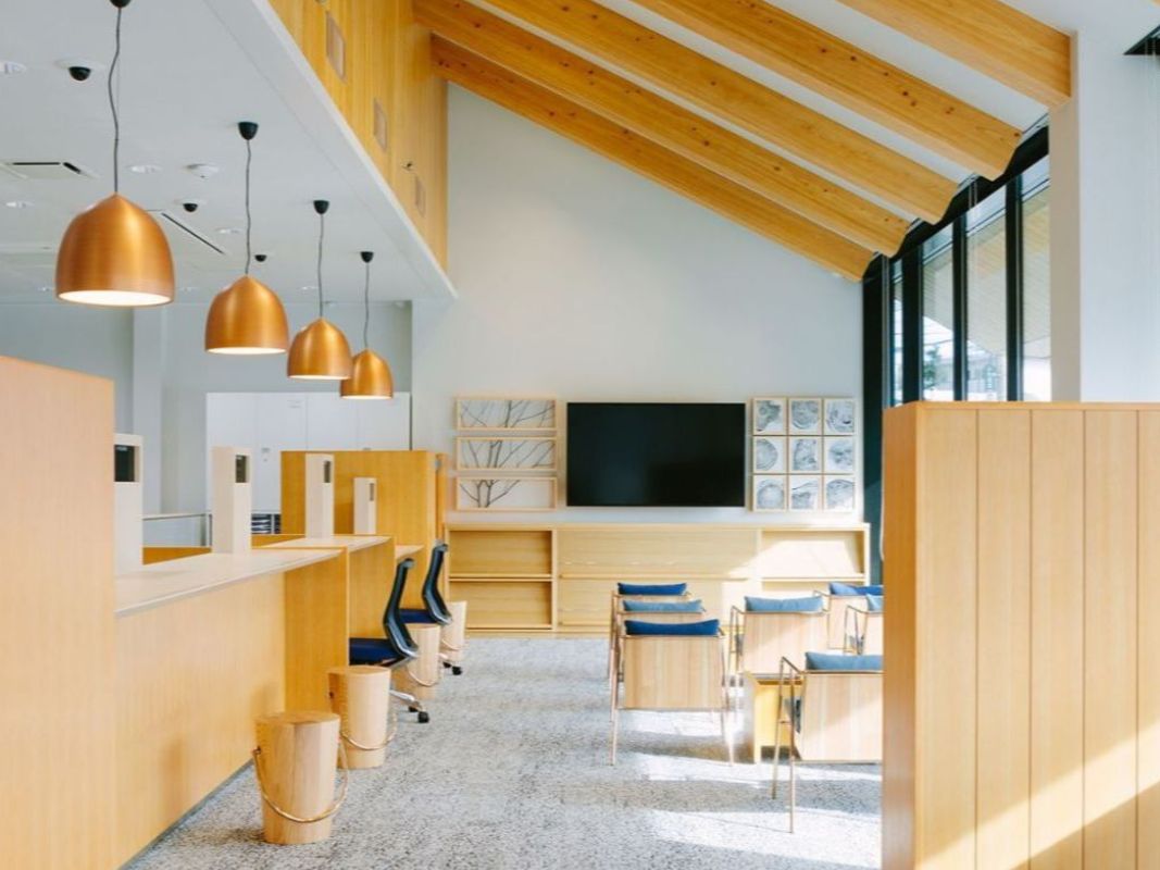 شعبه Higo Bank در ژاپن با چوب محلی، پنل خورشیدی و فضای جامعه‌محور