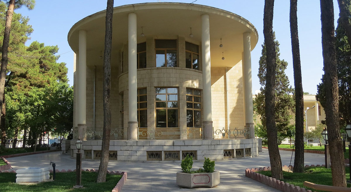 بانک ملی مرکزی اصفهان با آجر قرمز و کاشی فیروزه‌ای