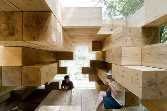 خانه چوبی و  فضای منفی