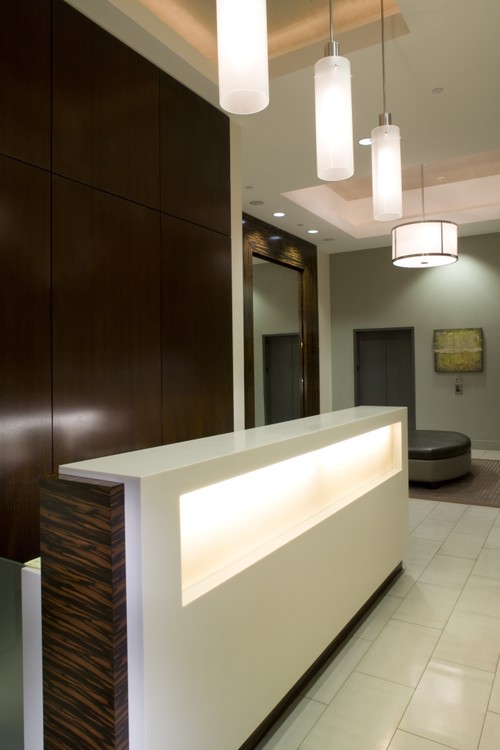 طراحی دکوراسیون میز پذیرش لابی ساختمان اداری