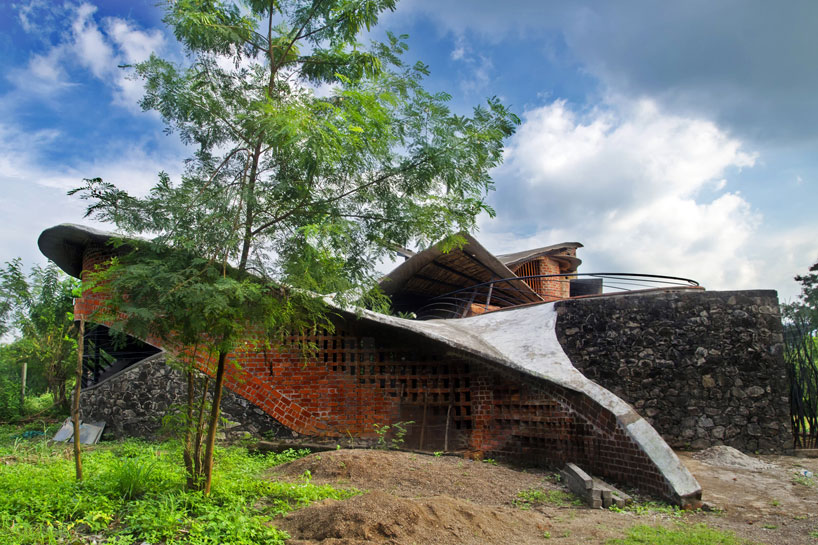معماری خانه منحنی و آجری از معماران i.STUDIO