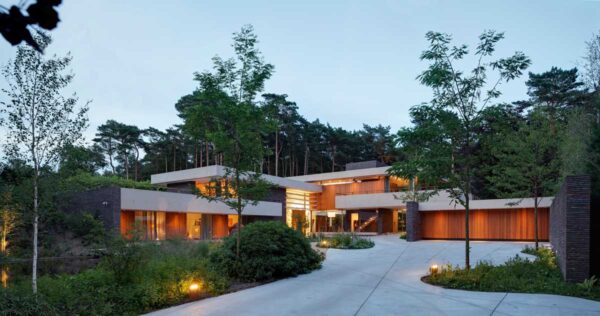 معماری ویلایی با نمای فوق العاده – پاسخی به زیبایی طبیعت پیرامون