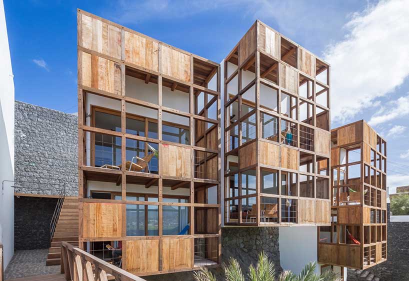 تکمیل نماهای هتل با معماری اسپانیائی و متریال چوب