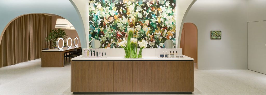 بهره گیری از رنگ و طاق در طراحی فضای فروشگاهی برای یک برند محصولات زیبایی در ژاپن