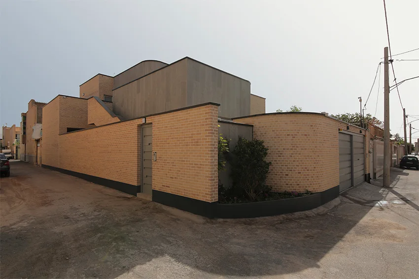 درخت کهنسال در کنار حجم خانه در خانه عناب