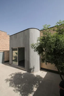 حفره نورگیر میان دیوارها از زاویه 2 در خانه عناب