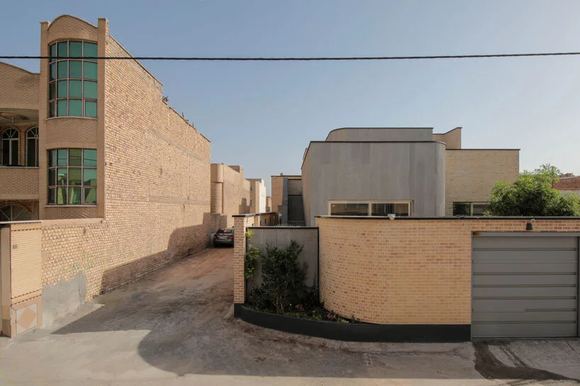 نمای آجری خانه عناب از زاویه 3 در خانه عناب