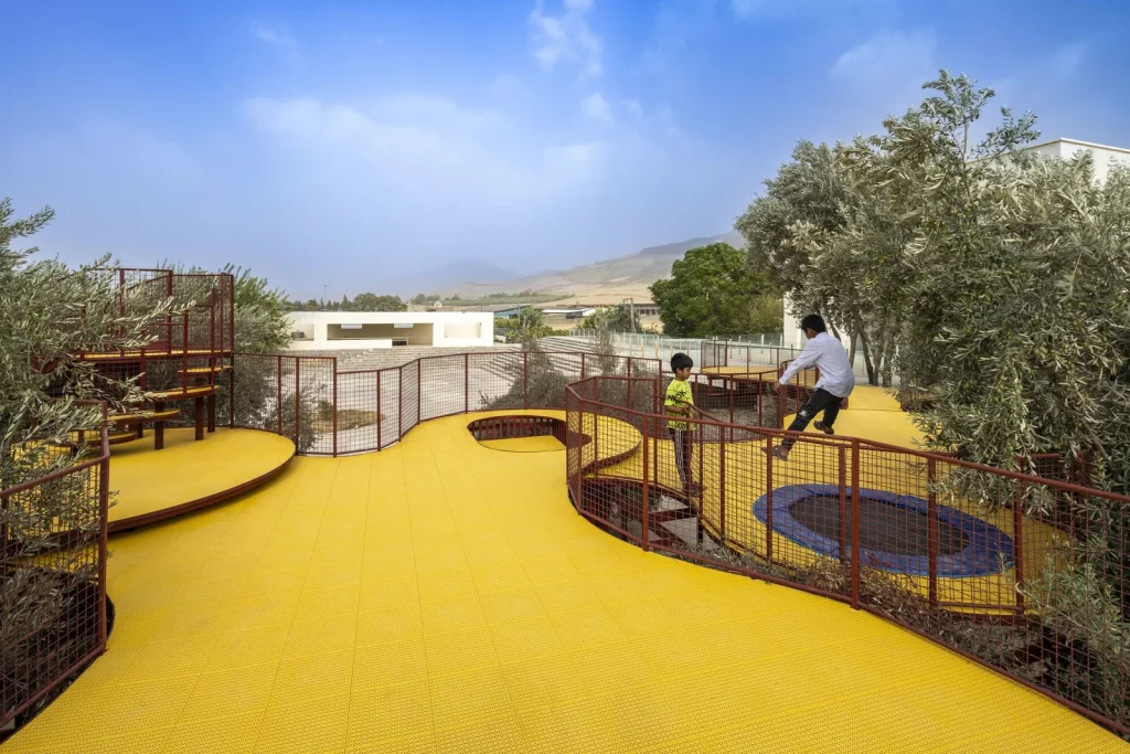 سکوی زرد زمین بازی چشم‌چران‌بازی اثر معماران زاو