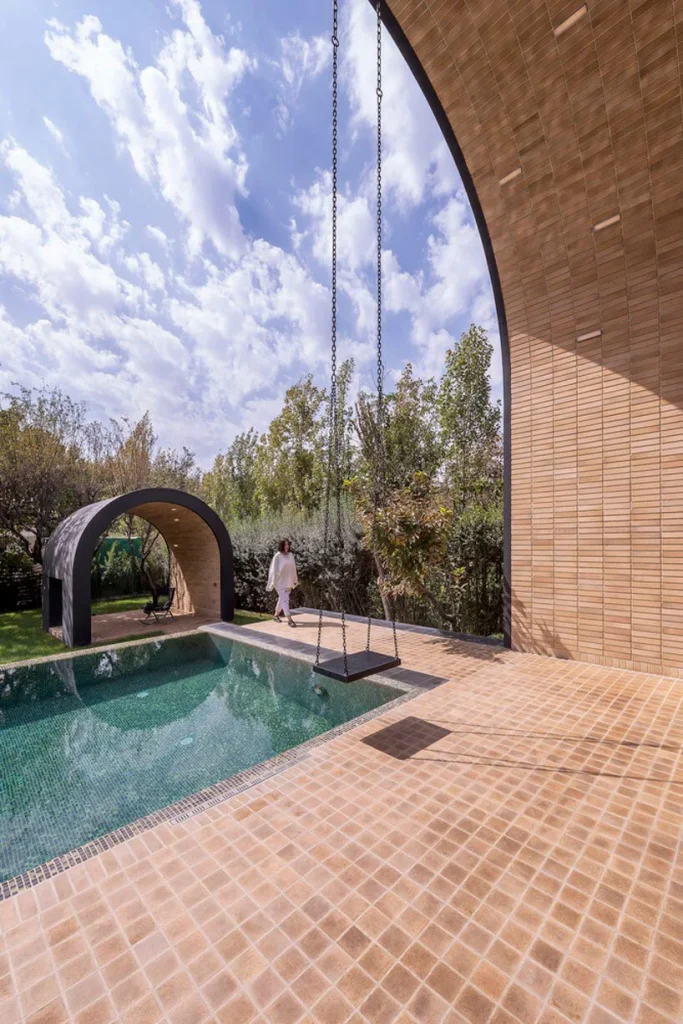 آبراه باریک میان دو حجم از زاویه 2 در اقامتگاه دهکده ایوان