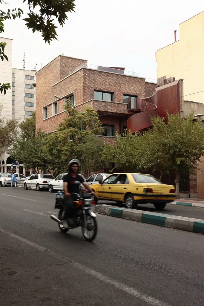 فضای داخلی و مسیر حرکت در خانه شاعر در تهران
